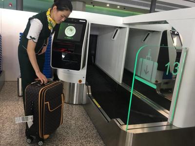 虹橋機(jī)場T1航站樓全自助流程驚艷亮相，早高峰近九成旅客體驗(yàn)高效行李托運(yùn)