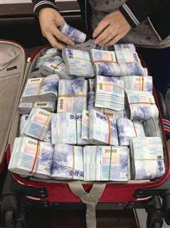 行李托運(yùn)驚現(xiàn)1660萬現(xiàn)金，走私鏈條浮出水面